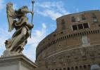 Замок Святого Ангела в городе Рим в Италии. Статуя ангела 