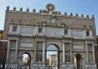 Площадь дель Пополо в городе Рим в Италии. Арка дель Пополо