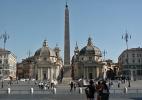 Площадь дель Пополо в городе Рим в Италии. Симметричные церкви